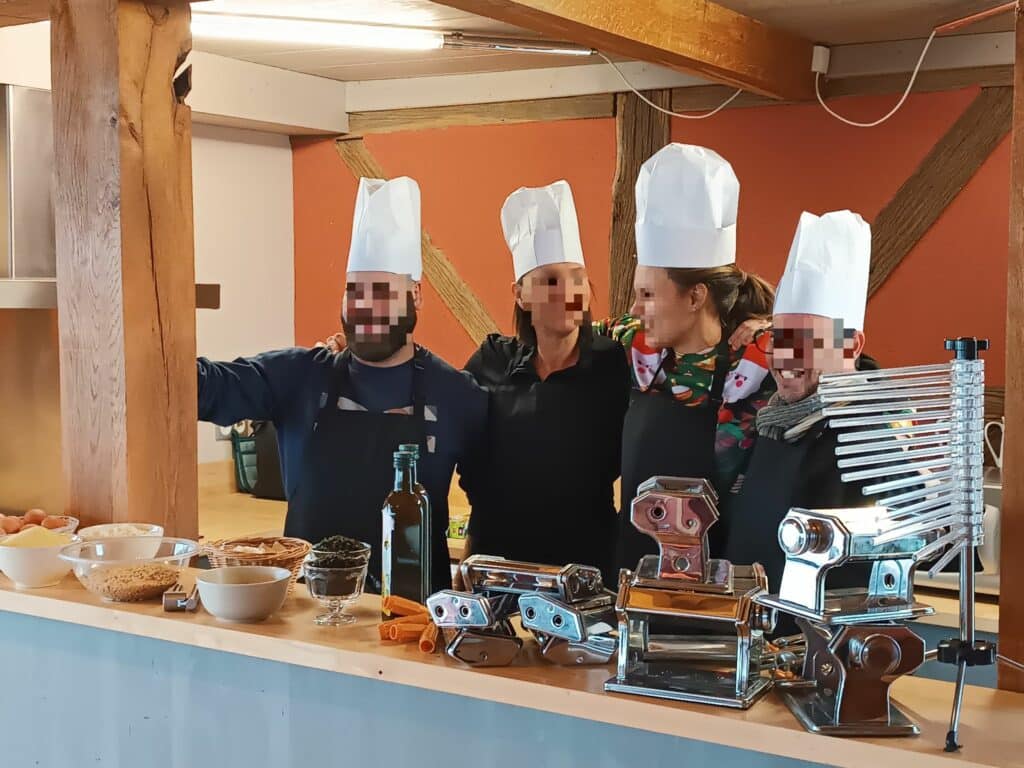 une équipe participe au team-building pasta party avec Afableco